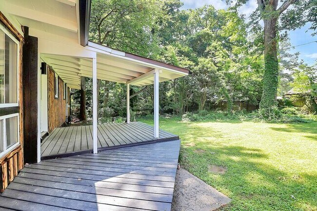 Building Photo - Beautifully Renovated 3BD/1BA Ranch in Sen...