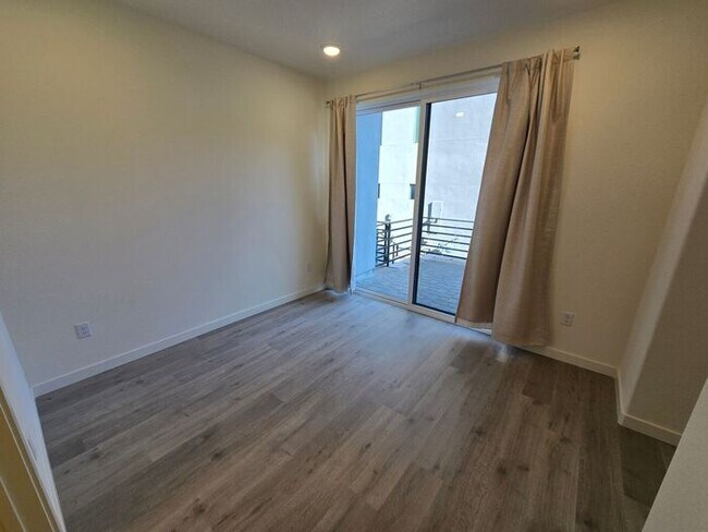 Building Photo - New Modern Fully Furnished Three-Story Townhome Near the Truckee River