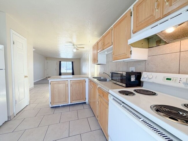 Building Photo - 2384 W Derby St