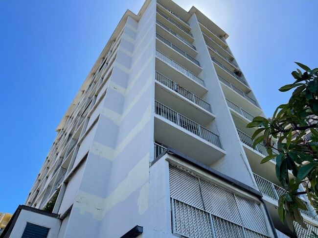 Building Photo - Recently Remodeled Studio In The Heart of Waikiki.