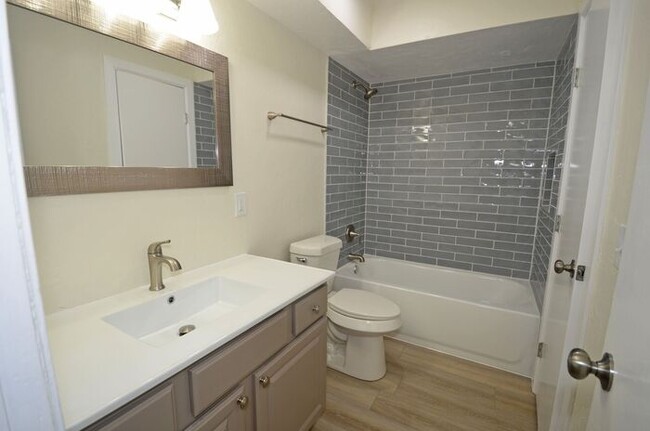 Building Photo - Tara Condos 2 Bed 1 Bath Apt NW 63rd & May...