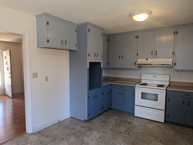 Building Photo - New listing in Mooresville!