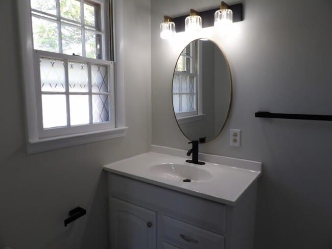 Building Photo - 917 9th Ave S