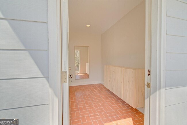 Building Photo - 654 Schuyler Ave SE