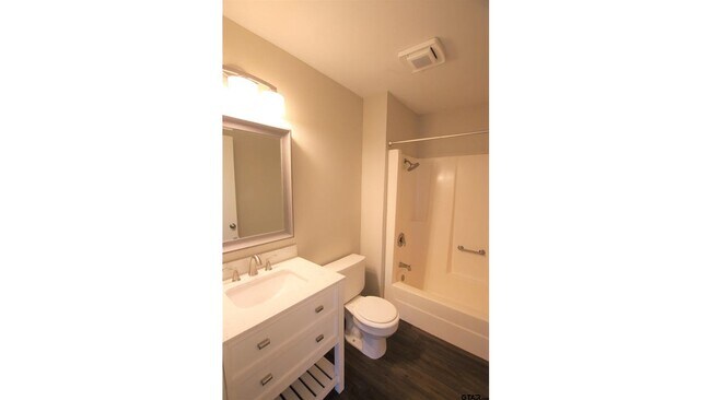 Building Photo - 15711 Echo Glen Dr