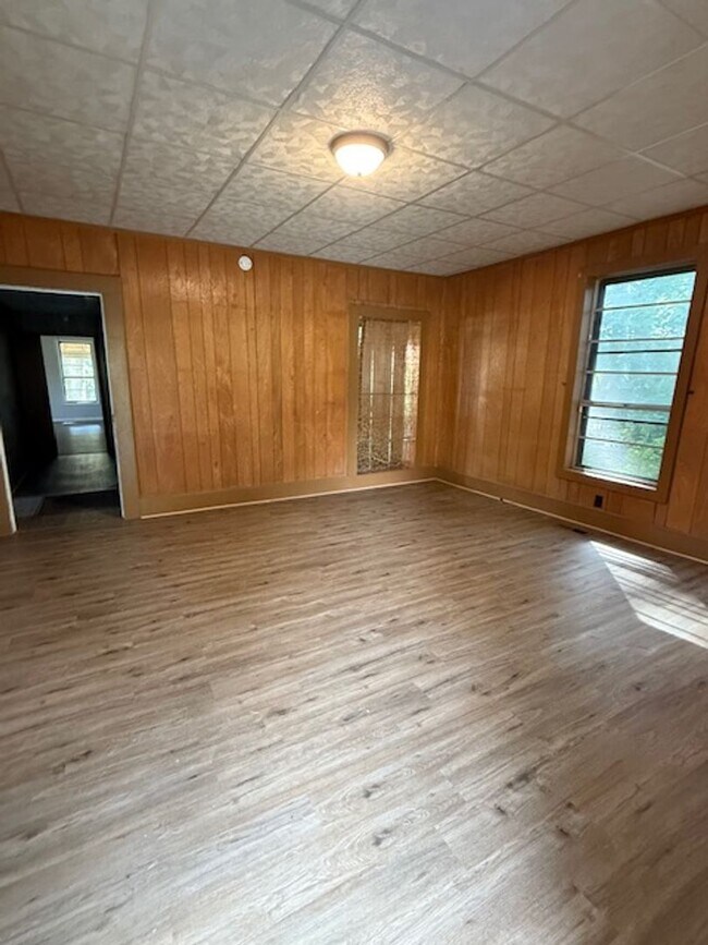 Building Photo - Renovated 3 Bedroom 1 Bath Home for Rent! (Month to Month Lease Only)