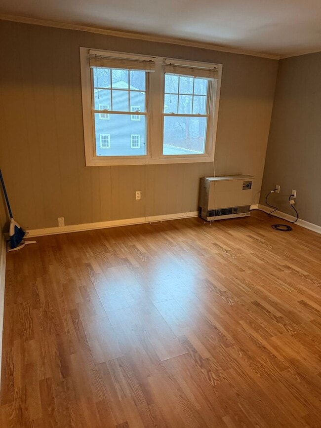 Building Photo - Downtown Kittery, walking distance to the Portsmouth Naval Shipyard!