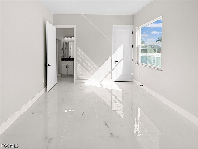 Building Photo - 303 NW 26th Ave