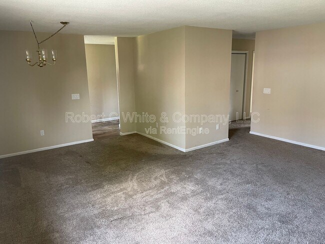 Building Photo - 27 White Birch Ln