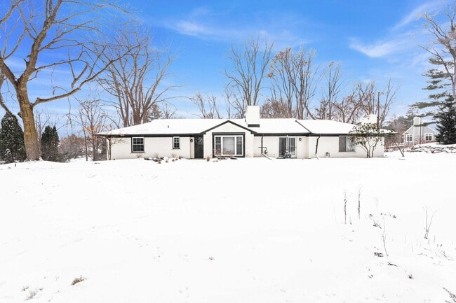 Building Photo - 3BD ROOM RANCH - PRIVATE LOT - FURNISHED - BLOOMFIELD HILLS