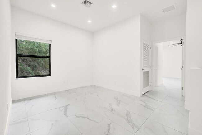 Building Photo - 407 Bella Sol Way