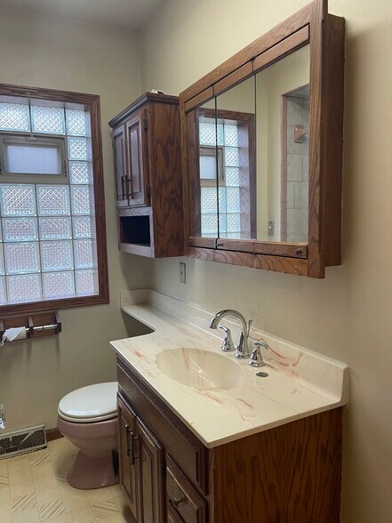 Cute retro bathroom - 2567 N 61st St