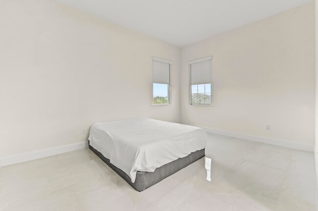 Building Photo - 15030 Wildwood Cir