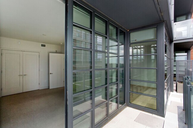 Building Photo - 1 Bed Plus Den 1 Bath! Pets Welcome! Pool!