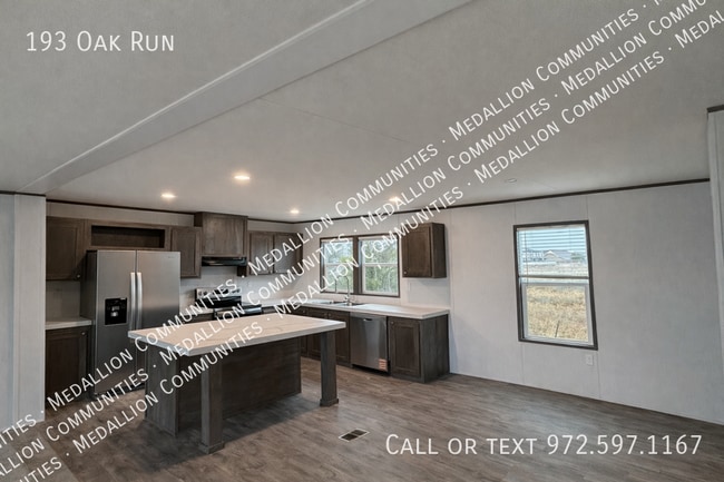 Building Photo - 193 Oak Run