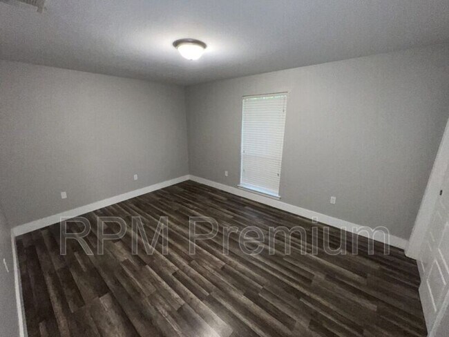 Building Photo - 464 Wilton Dr