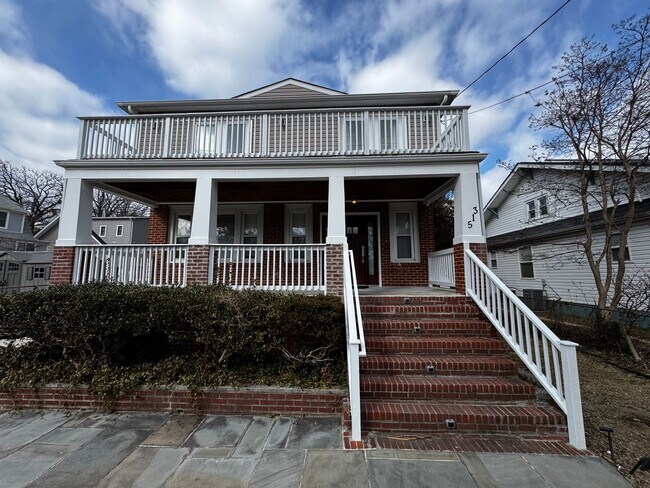 Building Photo - RENOVATED EXPANSIVE 5BD 4BA BRIGHTWOOD HOME