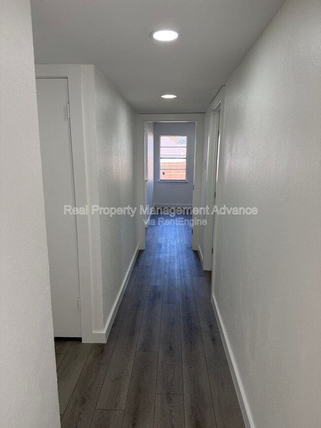 Building Photo - 905 Bromwich St