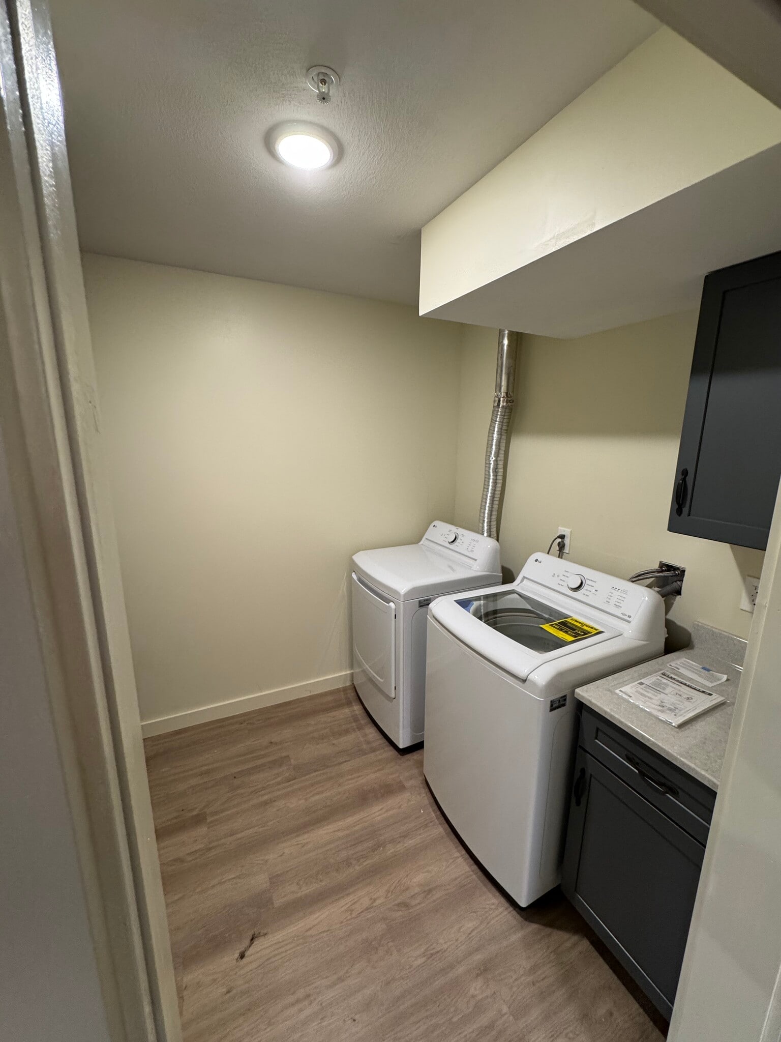 Building Photo - 6 Locust Ave