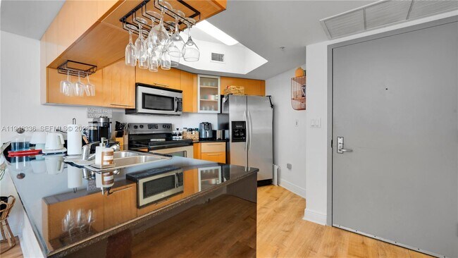 Building Photo - 1750 N Bayshore Dr