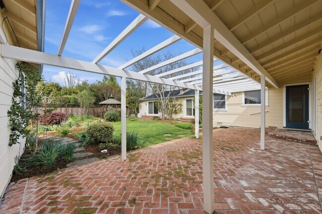 Building Photo - 8 Patricia Pl