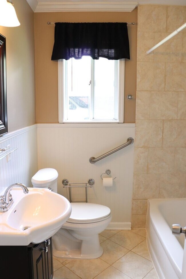 Building Photo - Irresistible 3-bedroom will leave you deli...