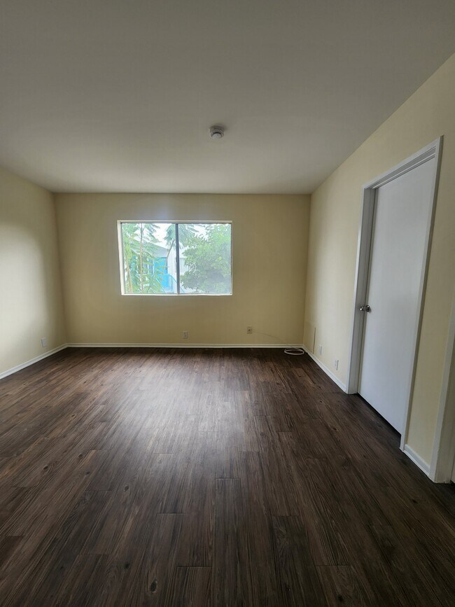 Building Photo - 12745 Vanowen St