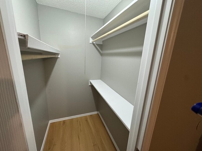 Building Photo - 3 bedroom 2 bathroom updated home in Sprin...