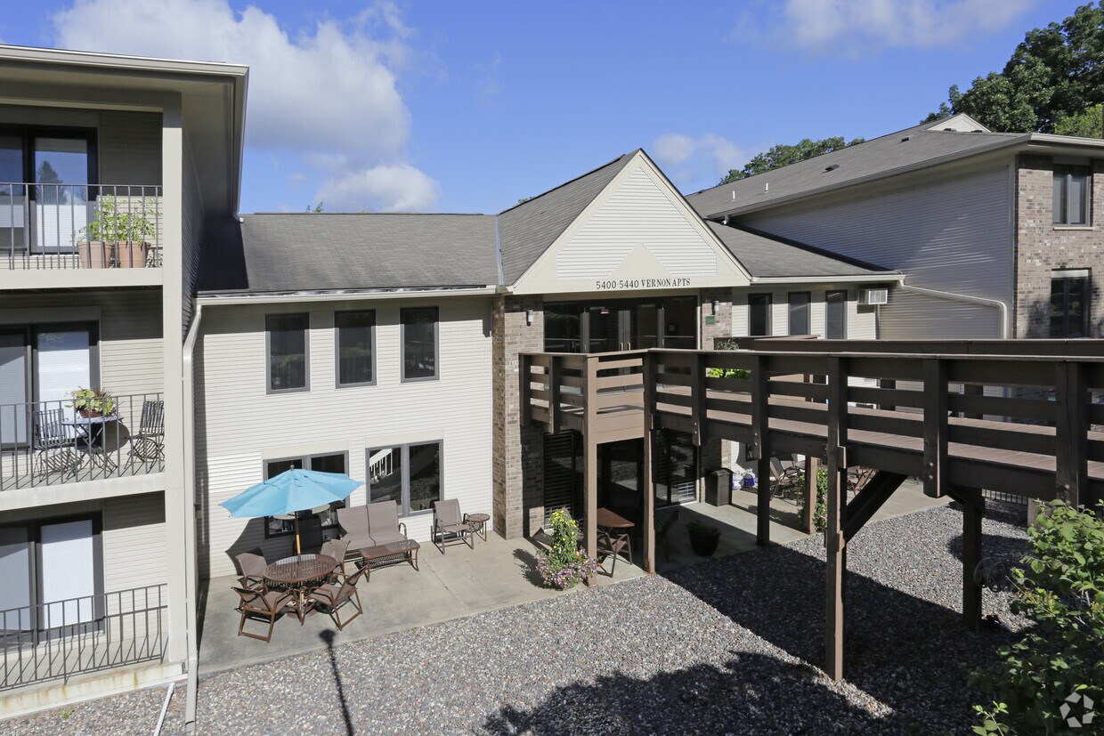 vernon oaks apartments