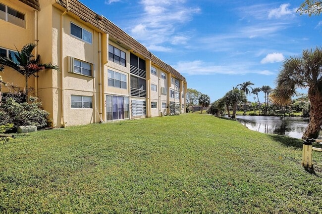 Building Photo - 8225 Sunrise Lakes Dr N
