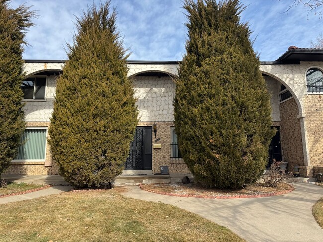 Building Photo - Spacious Southmoor Park Townhome