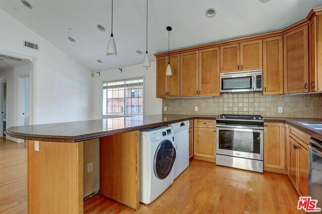 Building Photo - 456-452 Smithwood Dr