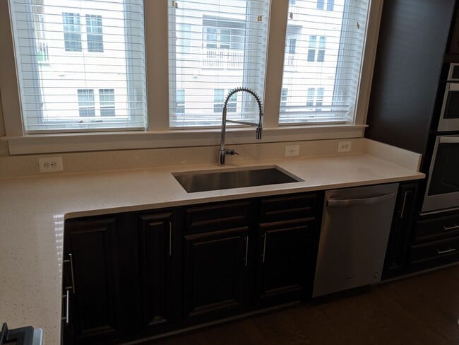 Building Photo - Gorgeous Newer Build (2019) 4 level townho...