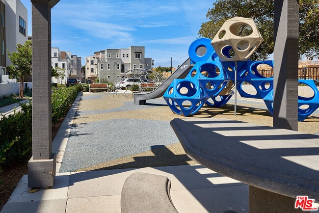 Building Photo - 713 Daniel Freeman Cir