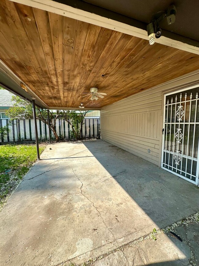 Building Photo - Spacious 3 Bedroom/1.5 Bath with a Bonus Room