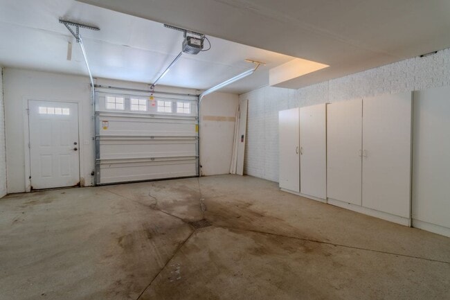 Building Photo - Modern Living Meets Cozy Charm