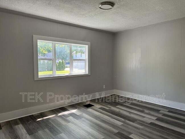 Building Photo - 126 Parsells Ave