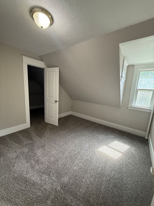 Building Photo - Large 4 Bed House with Fenced Yard