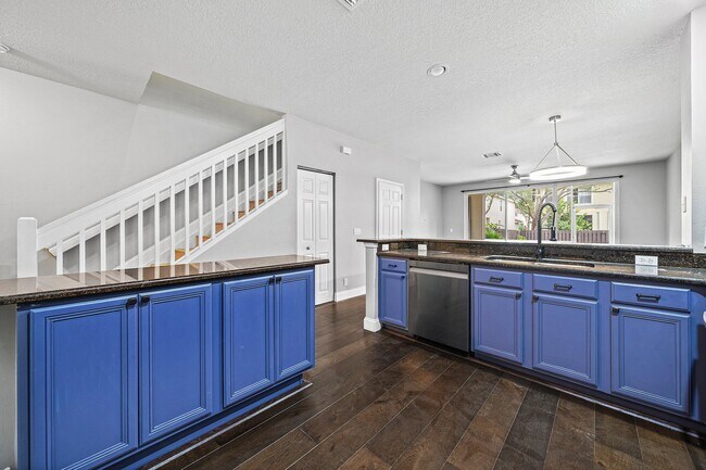 Building Photo - 9663 Lago Dr