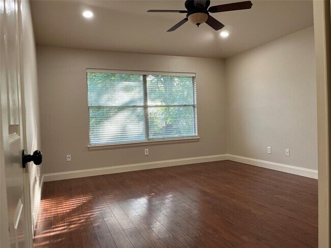 Building Photo - 1204 Jordan Ln