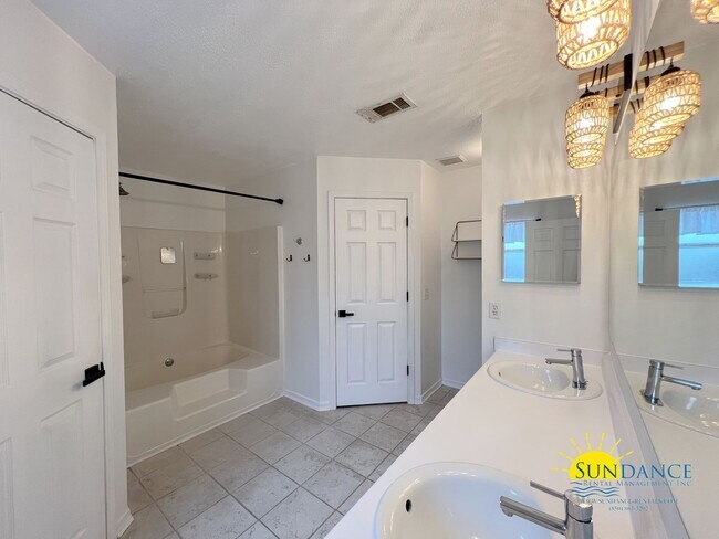 Building Photo - Charming 3-Bedroom + Office Home in Crestview, Prime Location Near I-10 & FL-85!