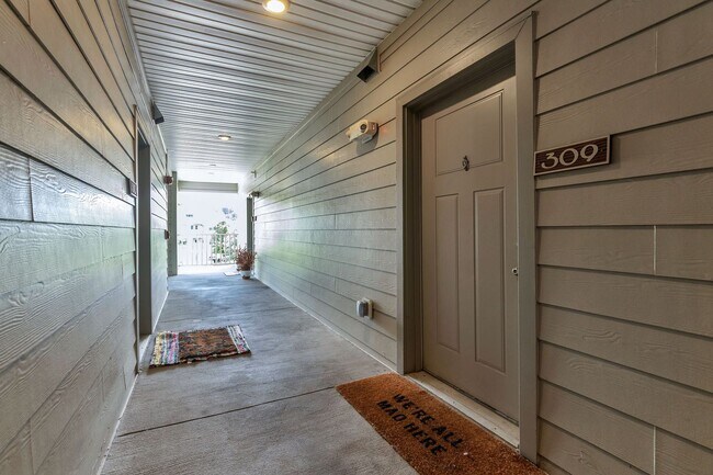 Building Photo - 414 Rosedale Ave