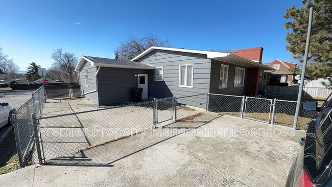 Building Photo - 913 Rimrock Rd