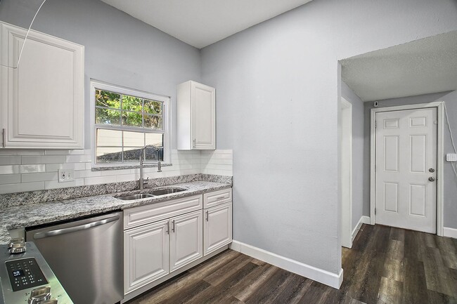 Building Photo - This charming 3-bedroom, 2-bathroom  Eustis