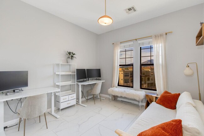 Building Photo - 7291 N Scottsdale Rd