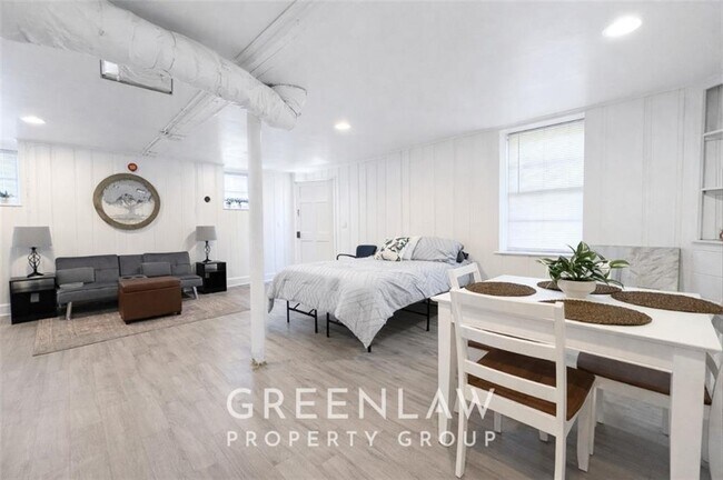 Building Photo - 1944 Lyle Ave