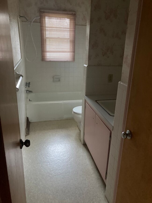 Building Photo - 669 McGregor Rd