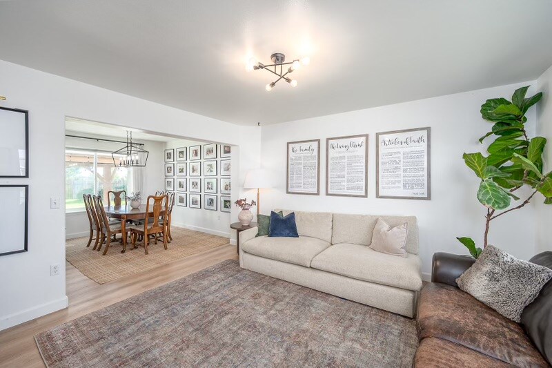 Building Photo - 305 E Inglewood Dr