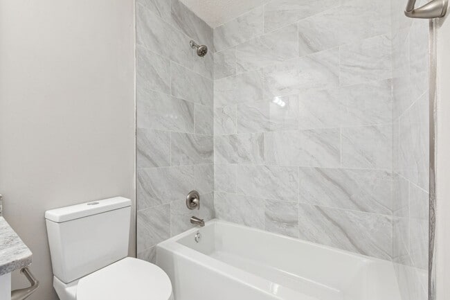 Building Photo - Hampton Townhouse-Move in Quick