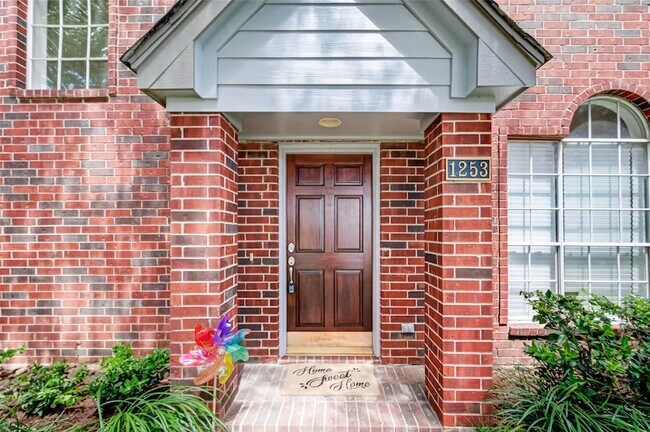 Building Photo - 1253 El Camino Village Dr